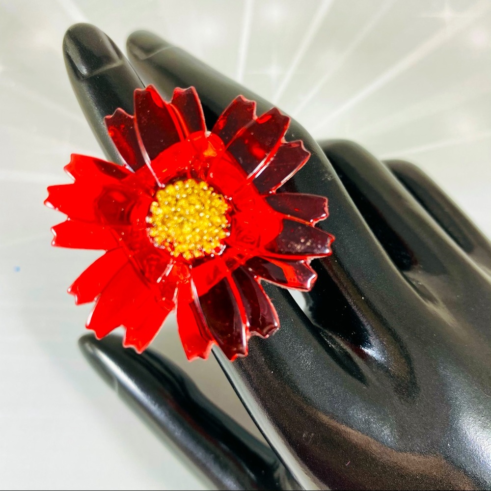 Huge clear red  & gold acrylic Pop Art Daisy ring  size 7